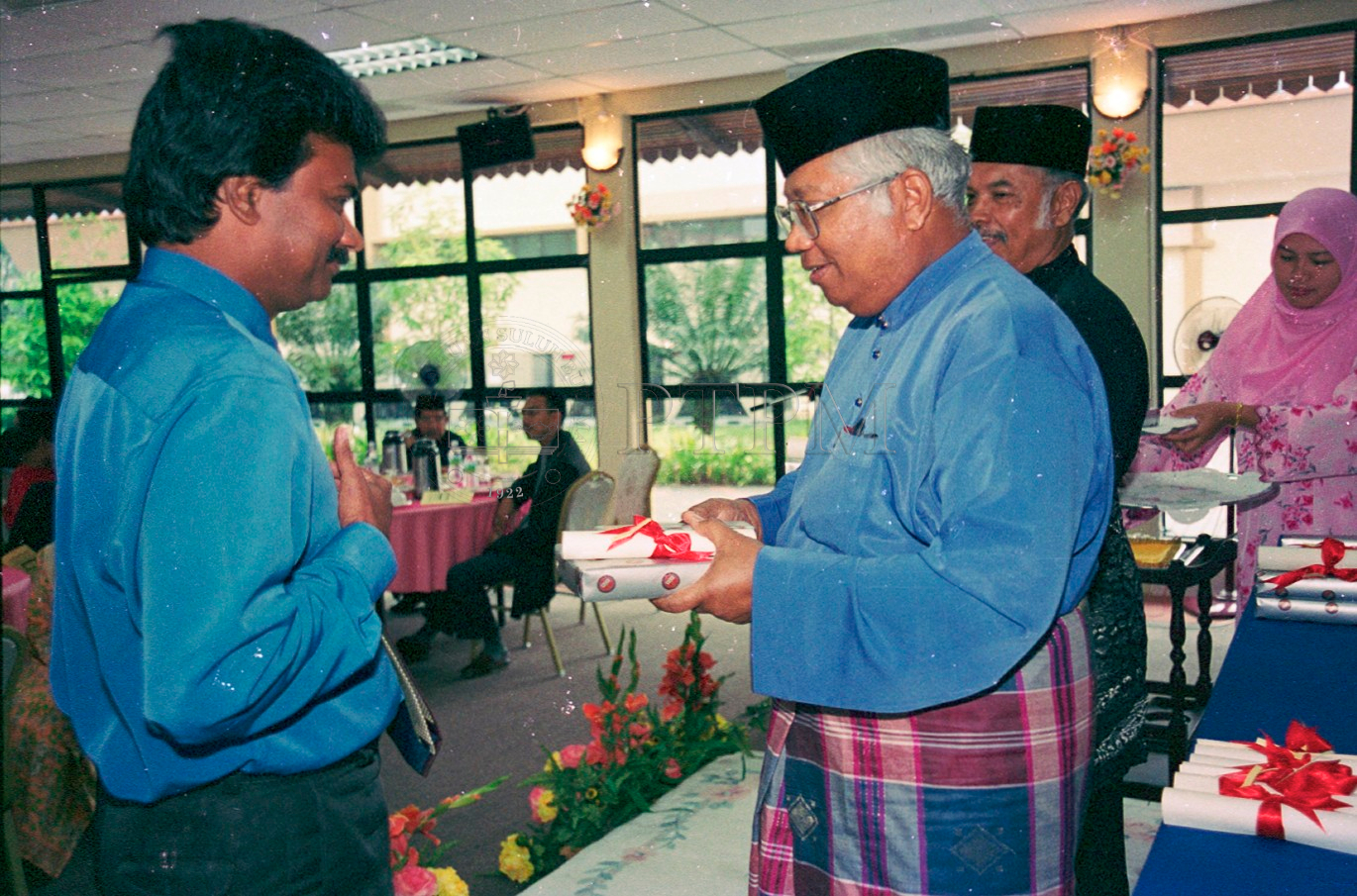 11 1 2002 MAJLIS ANUGERAH DEKAN FAKULTI BAHASA